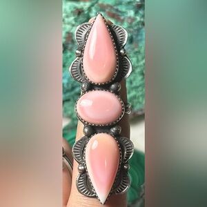 NWT Navajo Handmade Tia Long Pink Conch Ring